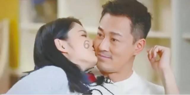 吃货拉拉爱吃烤地瓜，蹲在地瓜车前观瞧等待，狗：不买就不走……
